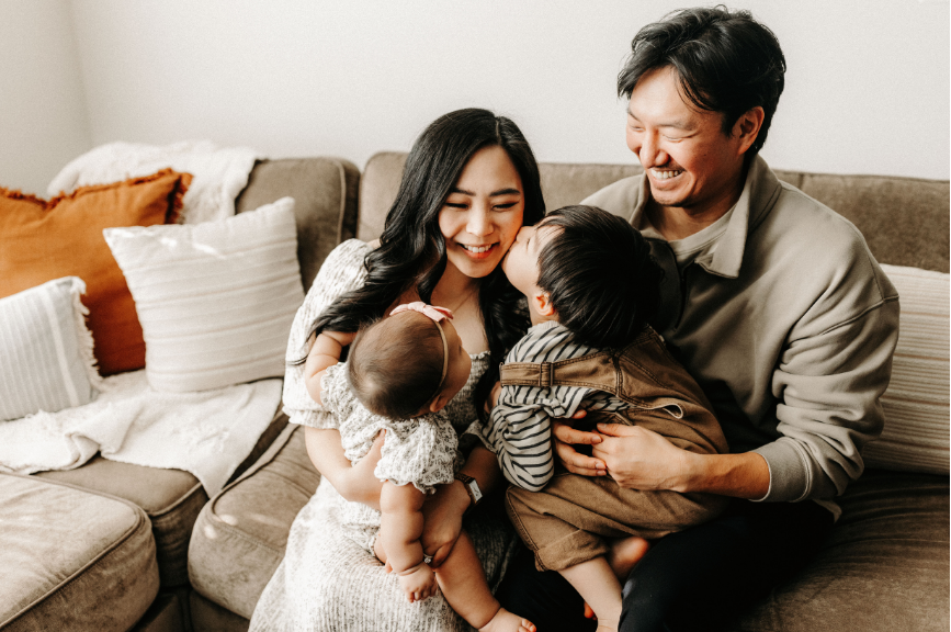 ソファで子どもたちと笑顔で過ごす家族